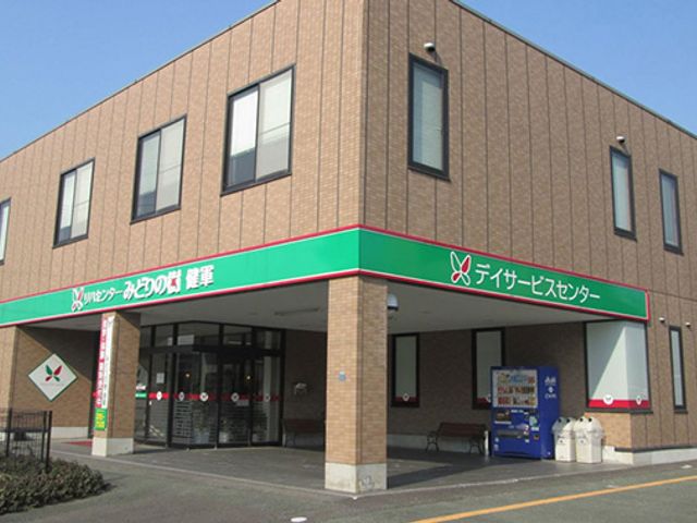 緑の看板がある外観 外観 見通しの良いエントランスで、働く場所として安心感を与える環境です。