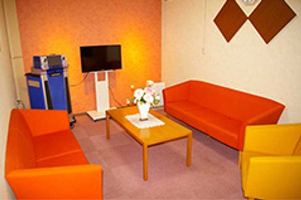 カラフルなソファの部屋