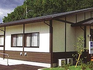 緑に囲まれた外観