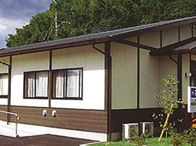 緑に囲まれた外観