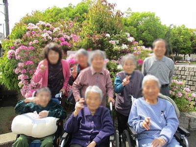 外での集合写真