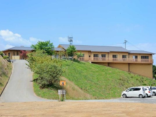 丘の上の施設外観  