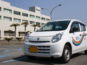 送迎車と建物外観  