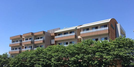 青空と緑の建物外観