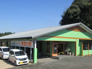 緑色の建物外観  