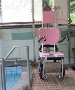 介助用椅子と浴場