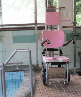 介助用椅子と浴場