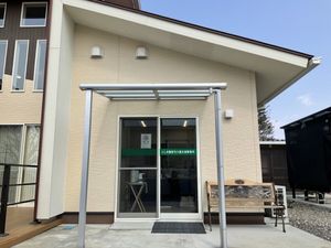 事業所入口とベンチ  