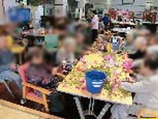 人々が集う室内