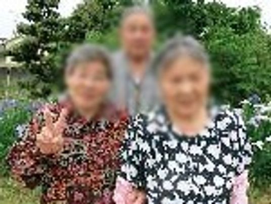 庭にいる人物たち