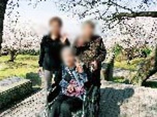 桜の下での交流