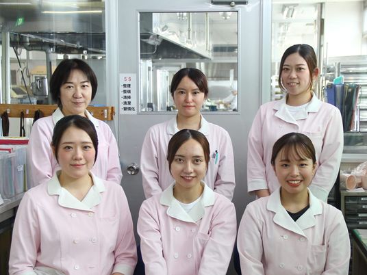 厨房前のスタッフ集合  