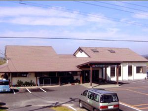広い駐車場の施設外観