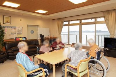 自然光が指すラウンジ