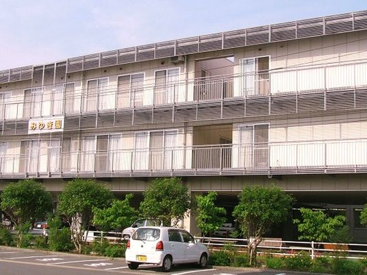 3階建ての施設外観  