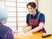 対面するスタッフと利用者の様子