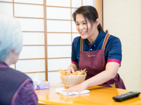 対面するスタッフと利用者の様子