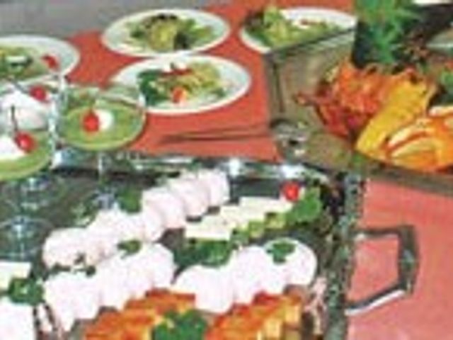 美しい料理が並ぶテーブル 料理 さまざまな料理が美しく盛り付けられたテーブルです。視覚でも楽しめる工夫がされています。