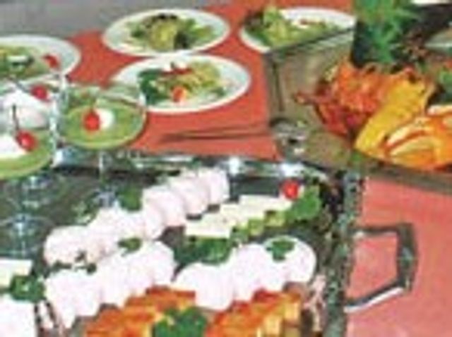 美しい料理が並ぶテーブル 料理 さまざまな料理が美しく盛り付けられたテーブルです。視覚でも楽しめる工夫がされています。