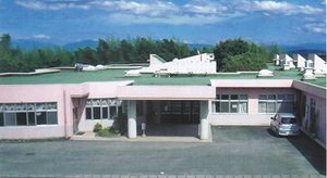 車が停まる建物外観  