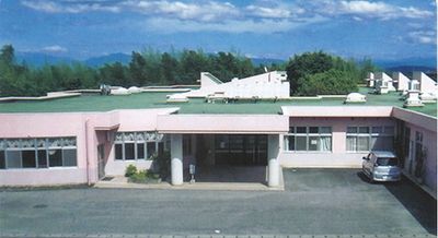 車が停まる建物外観