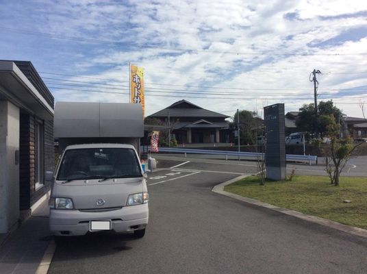 施設の外観と駐車場  