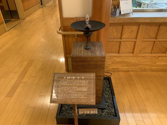 彫刻のある廊下