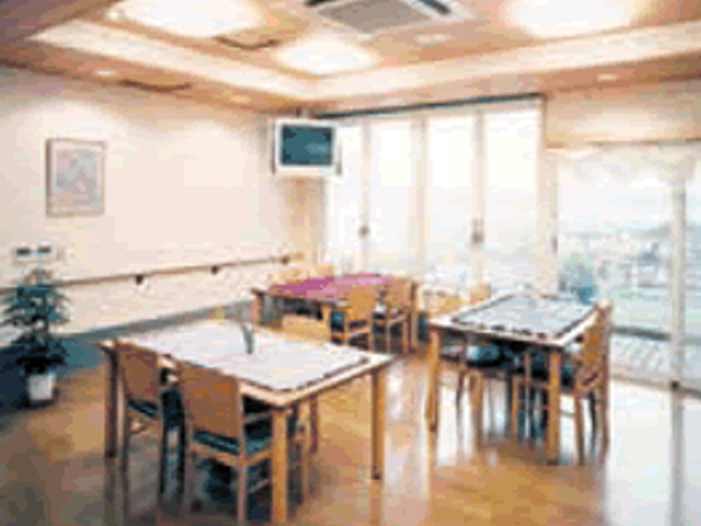日差しとテーブルの部屋 ダイニングルーム 自然光あふれる明るい部屋で、食事を楽しく取ることができます。広々とした空間です。