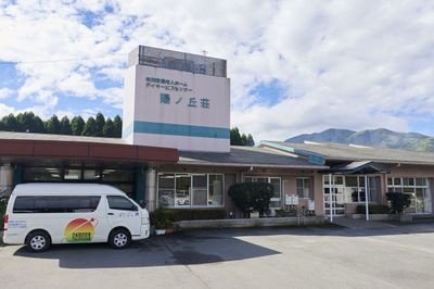 青空の下で明るい外観
