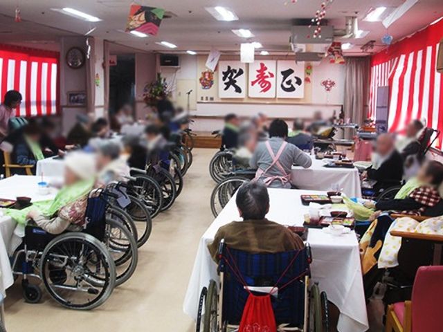 イベント中の食堂 食堂 広く明るい空間で行事を楽しむ様子です。テーブルが整然と配置され、交流しやすい環境になっています。