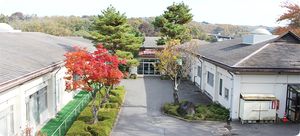 紅葉のある建物外観