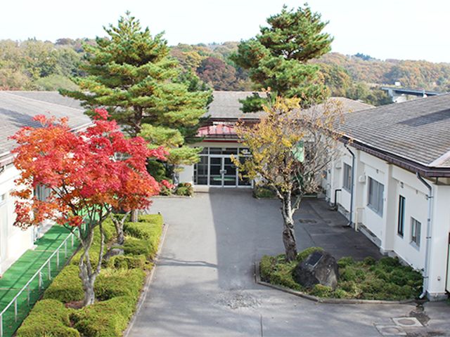 紅葉のある建物外観 外観 紅葉が彩る施設の玄関周辺は、自然に囲まれた落ち着いた環境です。