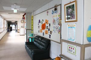 アート作品が並ぶ廊下
