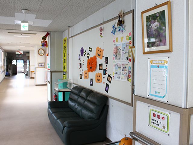 アート作品が並ぶ廊下 廊下 色とりどりのアートで彩られた明るい廊下です。散歩を楽しむのにぴったりな雰囲気です。