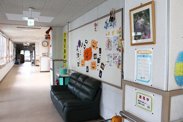 アート作品が並ぶ廊下