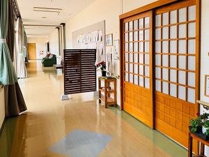 明るい廊下の引き戸  