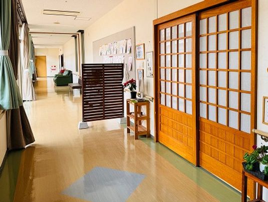 明るい廊下の引き戸  