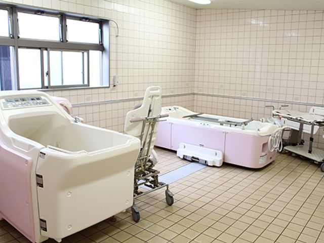 浴槽設備の浴室 浴室 広々とした浴室には、特殊浴槽が備わっており、安全・快適に入浴できます。
