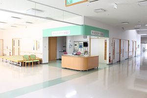 明るい光が差し込む廊下