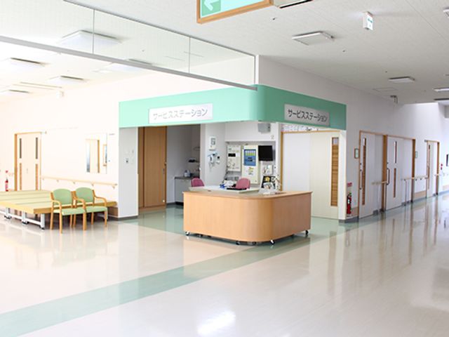 明るい光が差し込む廊下 廊下 広々とした廊下には、自然光が差し込み明るく快適です。スタッフステーションも近く安心です。