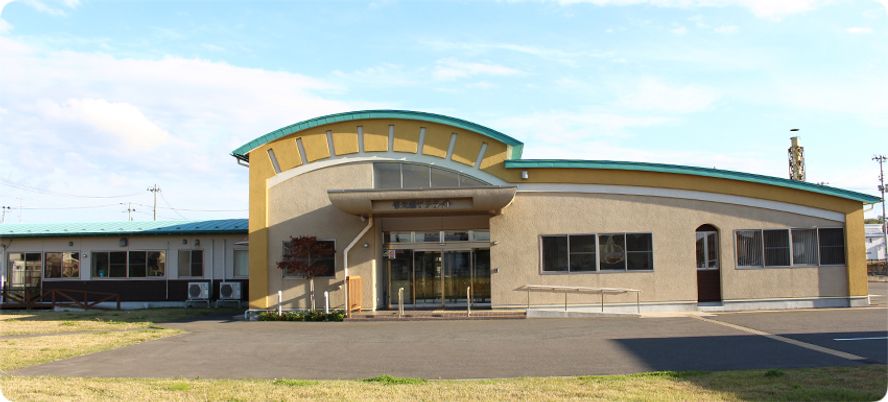 アーチ型の建物外観