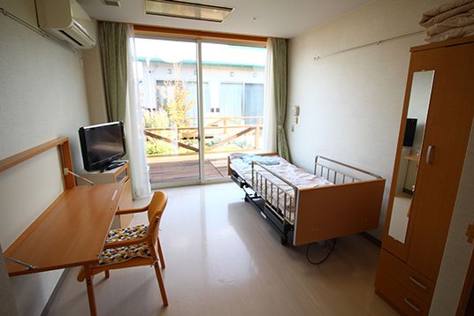 明るい広々とした居室