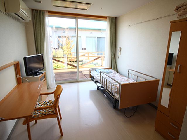 明るい広々とした居室 居室 自然光がたっぷりと入る明るい居室です。専用の机とベッドがあり、快適に過ごせます。