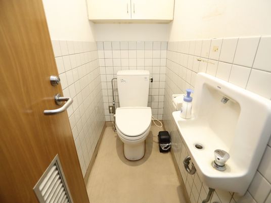 清潔なトイレの一室
