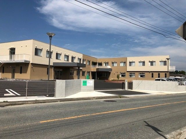 現代的な建物の外観 外観 落ち着いたデザインの建物です。建物の周囲には広い駐車スペースがあります。