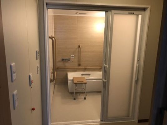 明るい浴室の出入口  