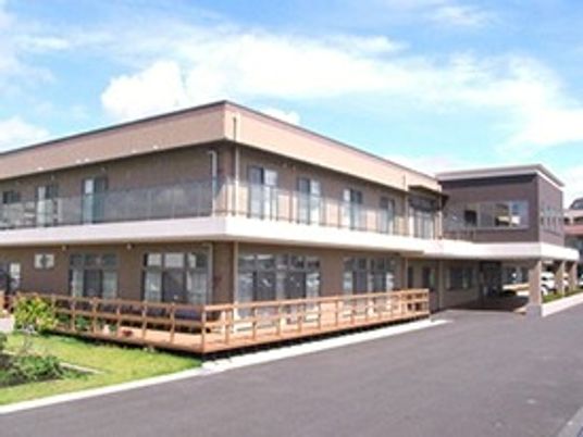 明るい外観の建物  