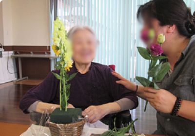 花を持つ二人の人