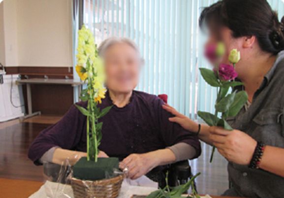 花を持つ二人の人