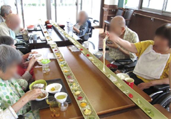 楽しむ入居者たちの図